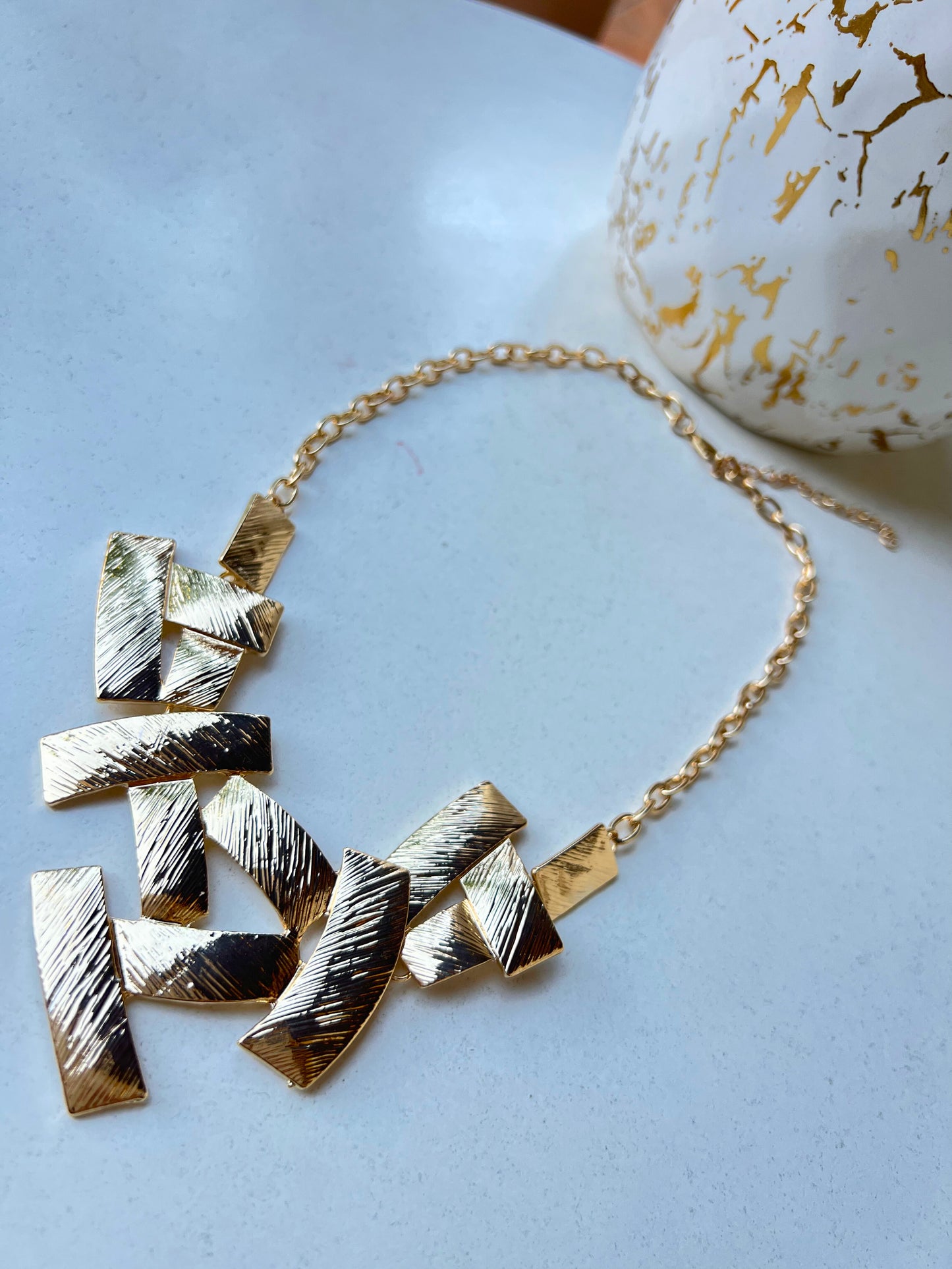 Collar Geométrico Dorado