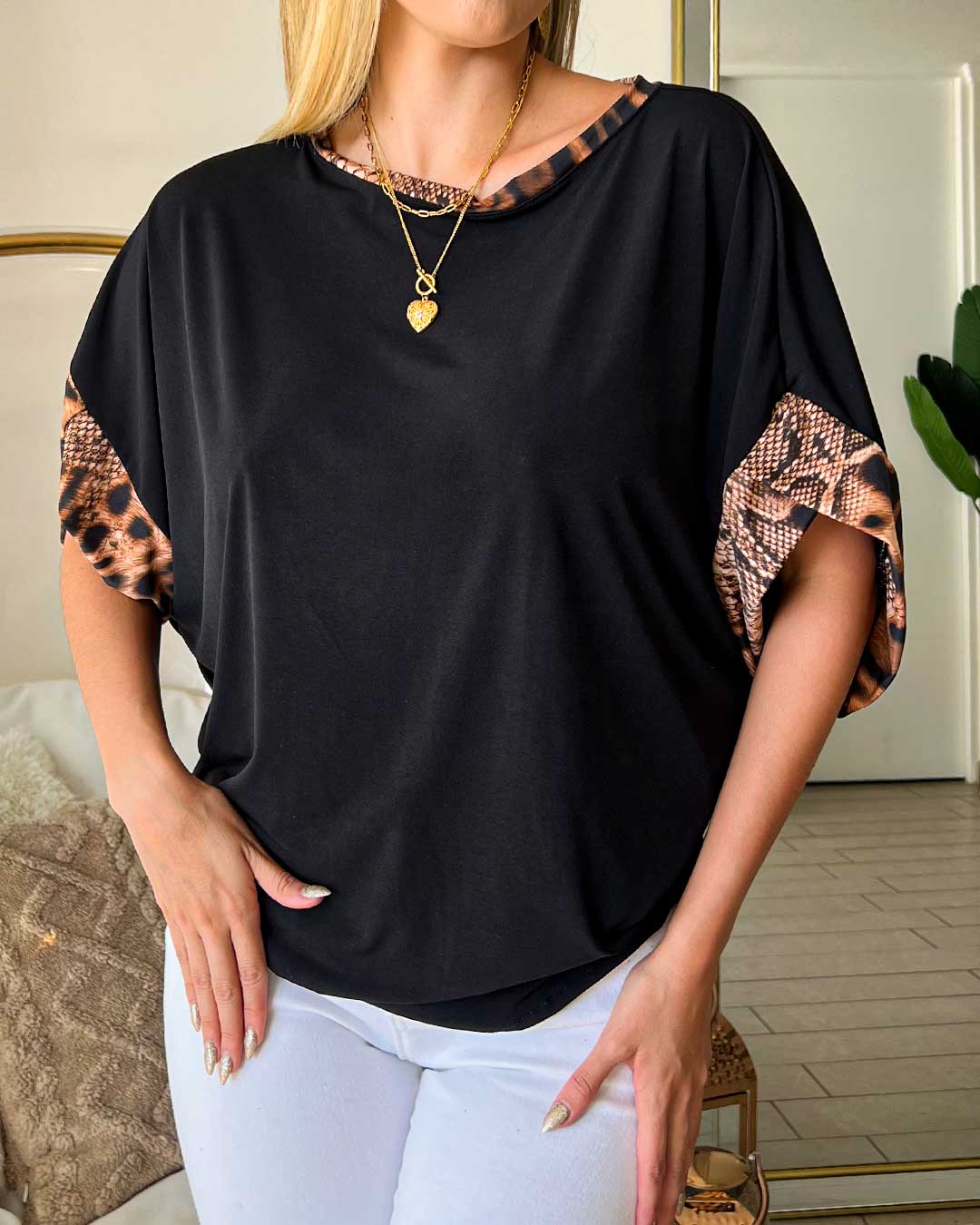 Polera Patti Color Negro Manga Print